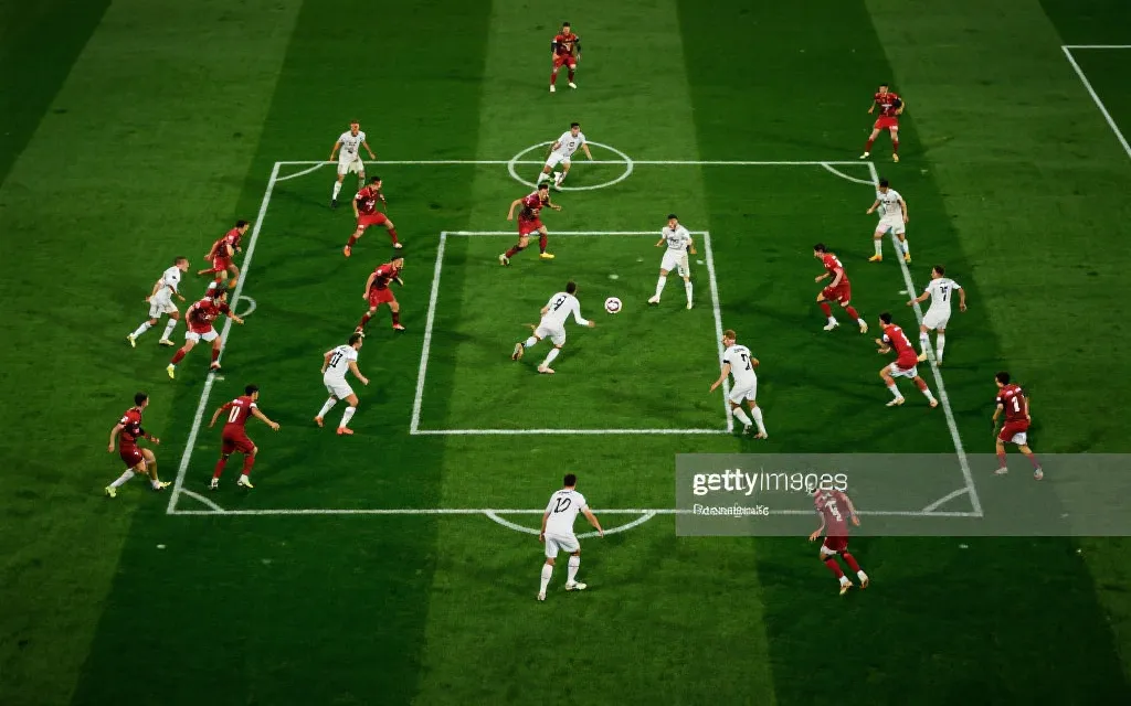 高位压迫的4-3-3：前场三人封线、8号位上抢、后腰保护中路的示意